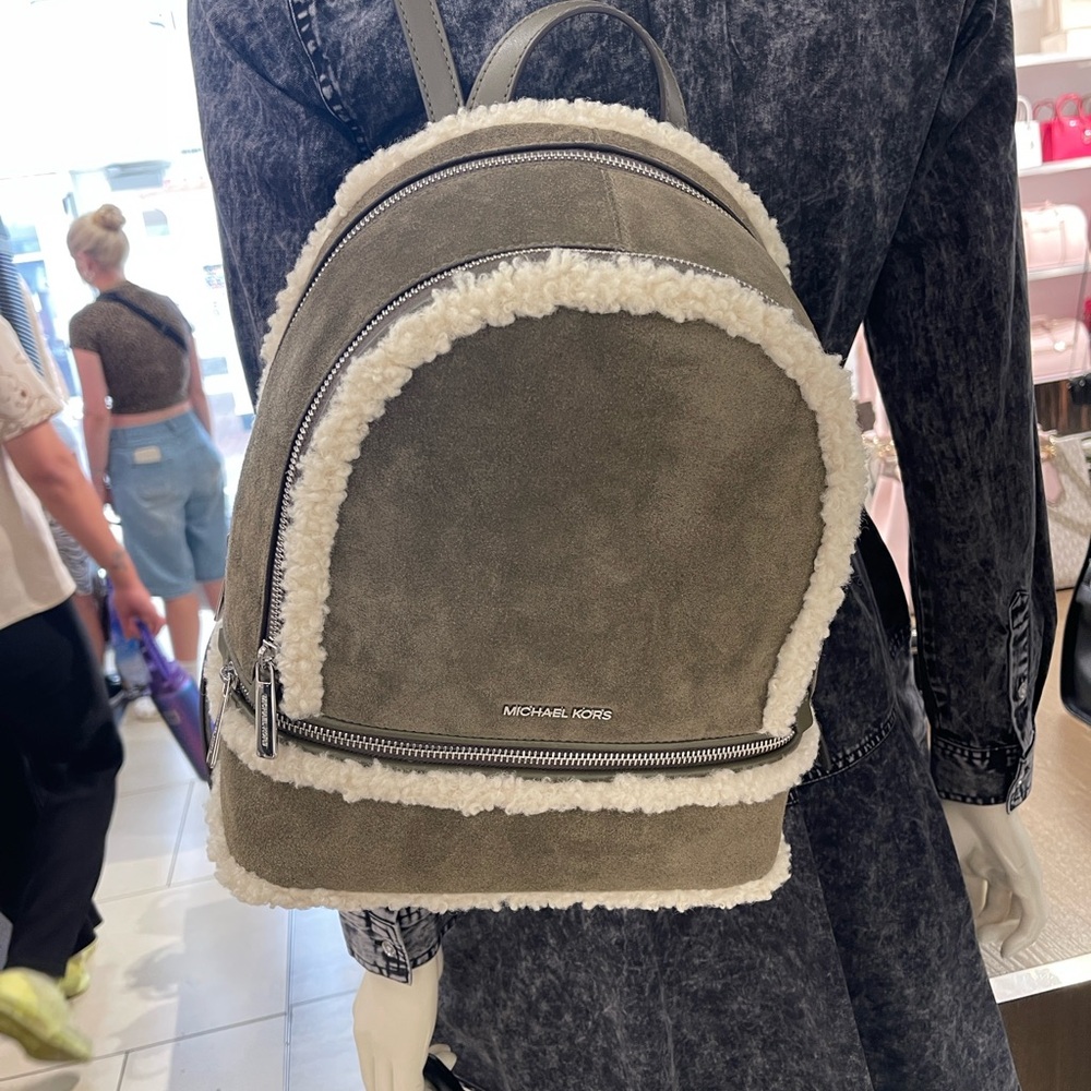 MICHAEL KORS Rhea Medium Suede and Faux Shearling Backpack
Olive
NWT - Picture 10 of 16
